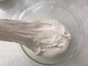 每隔半个小时，揪起一侧面团，抻长一点