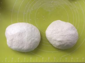 手上抹点黄油，将面团叠加至表面光滑