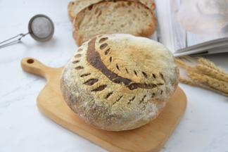 凉透切开即可食用，硬硬的外壳，锯起来就像是在锯木头，咯吱咯吱的，坚硬的外壳内部组织却特别柔软，很有弹性