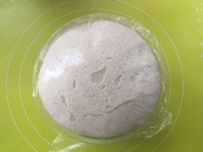 我是晚上7点多放入冰箱的，第二天早上8点拿出来的，面团已经发酵至满盆啦