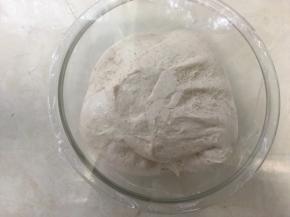 四次折叠好后，将面团盖保鲜膜入冰箱冷藏发酵一夜