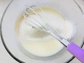 筛入低粉，Z字搅拌均匀