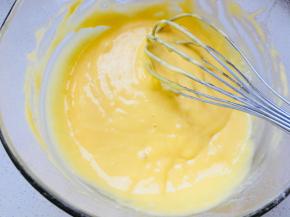 加入蛋黄，搅拌均匀。如果想添加香草精，在这步添加。