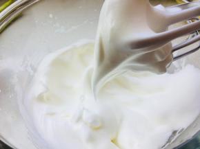 蛋白分三次加糖，打至弯钩。