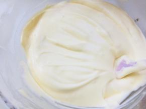 取三分之一蛋白加入蛋黄糊中，翻拌均匀后，倒回蛋白容器中，翻拌均匀。