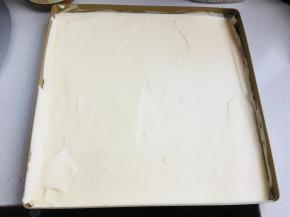 将搅拌好的蛋糊倒入烤盘中，大概抹平。因为蛋糕卷好后，还要再卷一层虎皮，所以这步只需要保证蛋糕的厚度一致就好。