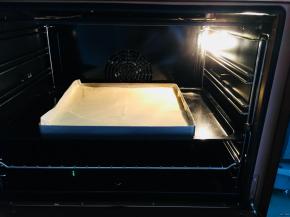 烤箱170度15到18分钟。具体温度与时间根据自己烤箱脾气酌情调节，注意观察上色。出炉后震荡出热气，倒扣在烤网上，撕掉油纸或者油布。在翻过来摊凉即可。淡奶油打发。按正常蛋糕卷的步骤，将奶油涂上，卷起来，放入冰箱冷藏定型。