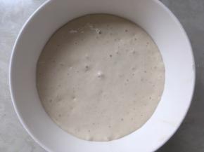 大约4个小时左右，酵头充分发酵，表面能看到好多小气泡，我一起发酵了两份，另外一份装在玻璃瓶内，从侧面能看到很细很均匀的孔洞，这时候的酵头就已经发酵好啦