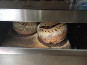 烘烤好后别急着拿出来，烤箱门开个小口自然降温