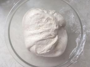 面团一共折叠四次，发酵两个小时，每次折叠的时候，面团都会有一些变化，最后一次折叠，面团明显发酵膨胀了很多