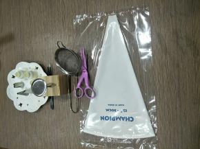 准备一下工具
裱花钉，裱花袋，裱花剪，小筛子，木头台，转换器，镊子(以备不时之需)，惠尔通104花嘴，韩式349花嘴，韩式6号花嘴，韩式1号花嘴，惠尔通102花嘴