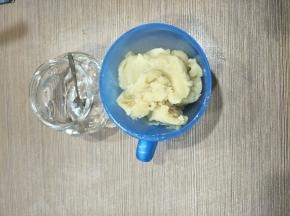 豆沙里加入适量的水，调到合适的状态
刮刀下去有黏连的感觉，且手摸上去不会粘到手上，就是裱花最合适的状态了
