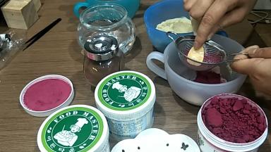 红色调色:甜菜的粉一定要过筛哦，不然会把花嘴堵住的危险，然后加一点水于豆沙搅拌均匀