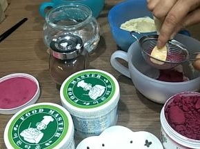 红色调色:甜菜的粉一定要过筛哦，不然会把花嘴堵住的危险，然后加一点水于豆沙搅拌均匀