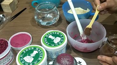 红色调色:甜菜的红达不到我们的红色时，加一点可可粉给它降一下纯度，让它颜色更加浑浊一下，更深一些