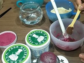红色调色:甜菜的红达不到我们的红色时，加一点可可粉给它降一下纯度，让它颜色更加浑浊一下，更深一些