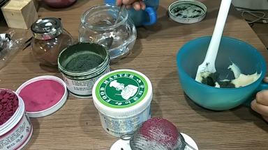 淡绿色调色:用到的是小海藻的粉，稍微加一点点水搅拌均匀即可