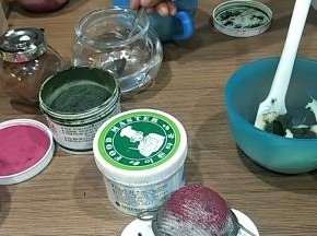 淡绿色调色:用到的是小海藻的粉，稍微加一点点水搅拌均匀即可