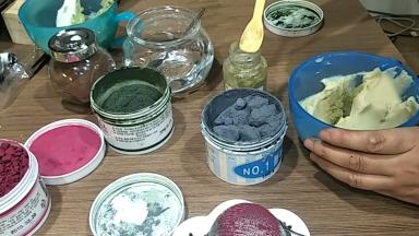 蓝绿色调色:绿茶粉加入豆沙