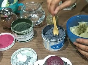 蓝绿色调色:加入青栀子，一起搅拌均匀就是蓝绿了，偏绿，绿茶多一点点，偏蓝，青栀子多一点点