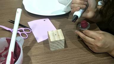 多肉玫瑰:惠尔通104号花嘴，打一个一元硬币大小，高度3-4厘米的花桩，花嘴宽头向上，细头向下