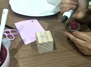多肉玫瑰:惠尔通104号花嘴，打一个一元硬币大小，高度3-4厘米的花桩，花嘴宽头向上，细头向下