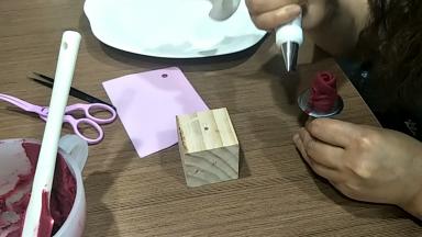 第二层，三瓣把花芯包住