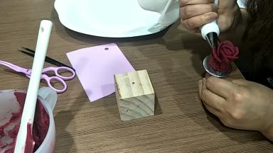 第三层5瓣，从前一次的2分之一出裱第二瓣，第四层也是5瓣，花嘴向外打开