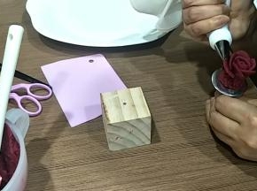 第三层5瓣，从前一次的2分之一出裱第二瓣，第四层也是5瓣，花嘴向外打开