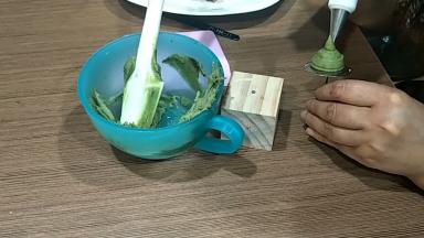 千佛手:花嘴韩式6号花嘴，打一个一元硬币大小的球状花柱，花刺要下面胖胖的多挤一点豆沙，然后向上拉，切记不要直接向上拉，不然花刺会倒的