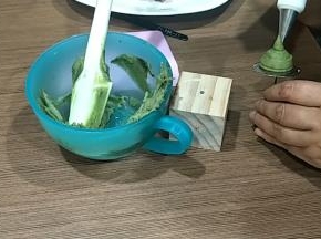 千佛手:花嘴韩式6号花嘴，打一个一元硬币大小的球状花柱，花刺要下面胖胖的多挤一点豆沙，然后向上拉，切记不要直接向上拉，不然花刺会倒的