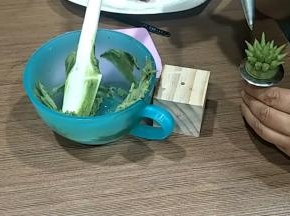 顺着花柱一个个拔出花刺