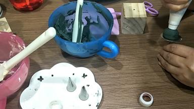 仙人球:挤一个滚圆一点的小球，大小看你喜欢，想做大一点花桩就打大点，想做小一点就打的小一点