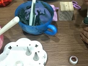 仙人球:挤一个滚圆一点的小球，大小看你喜欢，想做大一点花桩就打大点，想做小一点就打的小一点