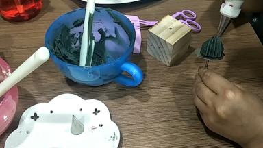 韩师349或者352号花嘴都可，顺着花球向上拉