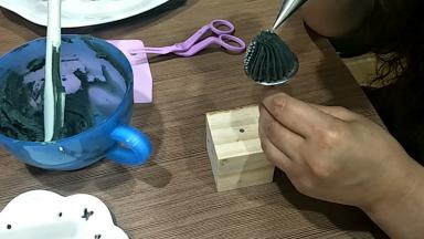 挤满一圈以后，韩式1号花嘴，点出小刺