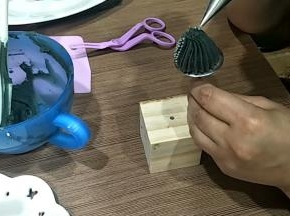 挤满一圈以后，韩式1号花嘴，点出小刺