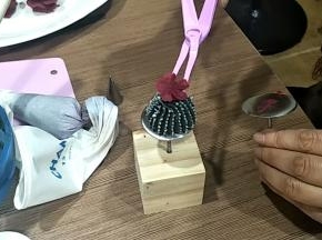 惠尔通102号花嘴做一朵小花，放上去