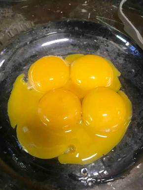 鸡蛋分离出蛋黄和蛋清。