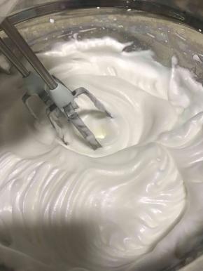 打发至这个状态时，加入剩下的细砂糖，继续打发。