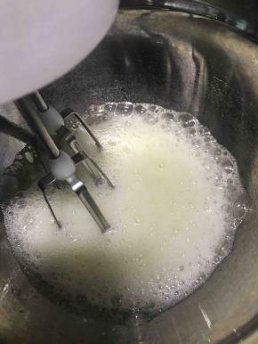 打发至鱼眼状态加入80克的三分之一细砂糖，继续打发。
