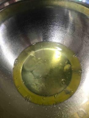 蛋清放入无油无水的干净打蛋盆里。