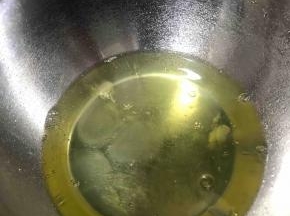 蛋清放入无油无水的干净打蛋盆里。