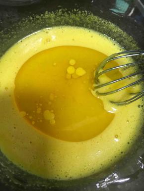 接着加入40克玉米油，快速搅拌均匀。