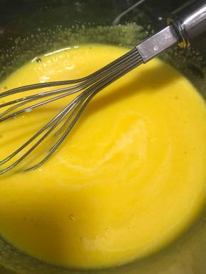 接着将40毫升牛奶倒入蛋黄糊中，搅拌均匀。