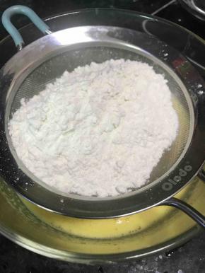 接着加入过筛的110克低筋面粉，用刮刀搅拌均匀。