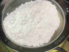 接着加入过筛的110克低筋面粉，用刮刀搅拌均匀。