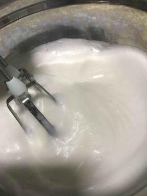 打发至这个状态加入剩下的二分之一细砂糖，继续高速打发。