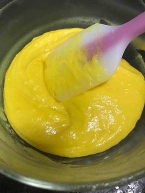 蛋黄糊搅拌均匀至无颗粒，放旁边等打发蛋白。