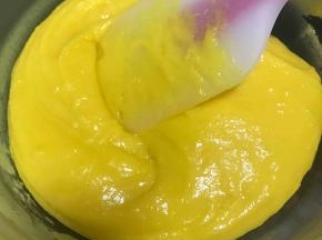 蛋黄糊搅拌均匀至无颗粒，放旁边等打发蛋白。